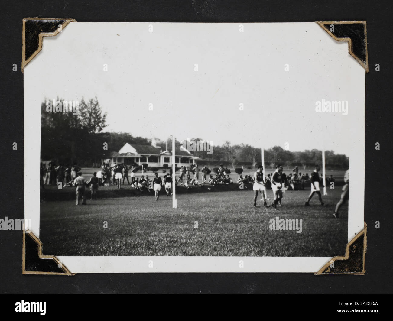 Fotografia - 'Australian Rules Football', Singapore, 1941, fotografia in bianco e nero di un australiano regole del gioco del calcio. Uno di 116 fotografie in un album fotografico detenute da pilota ufficiale Colin Keon-Cohen. Questi sono molto buone immagini di vita in Singapore con 205 Sqn RAF, poi 77 Sqn RAAF, la II Guerra Mondiale Foto Stock