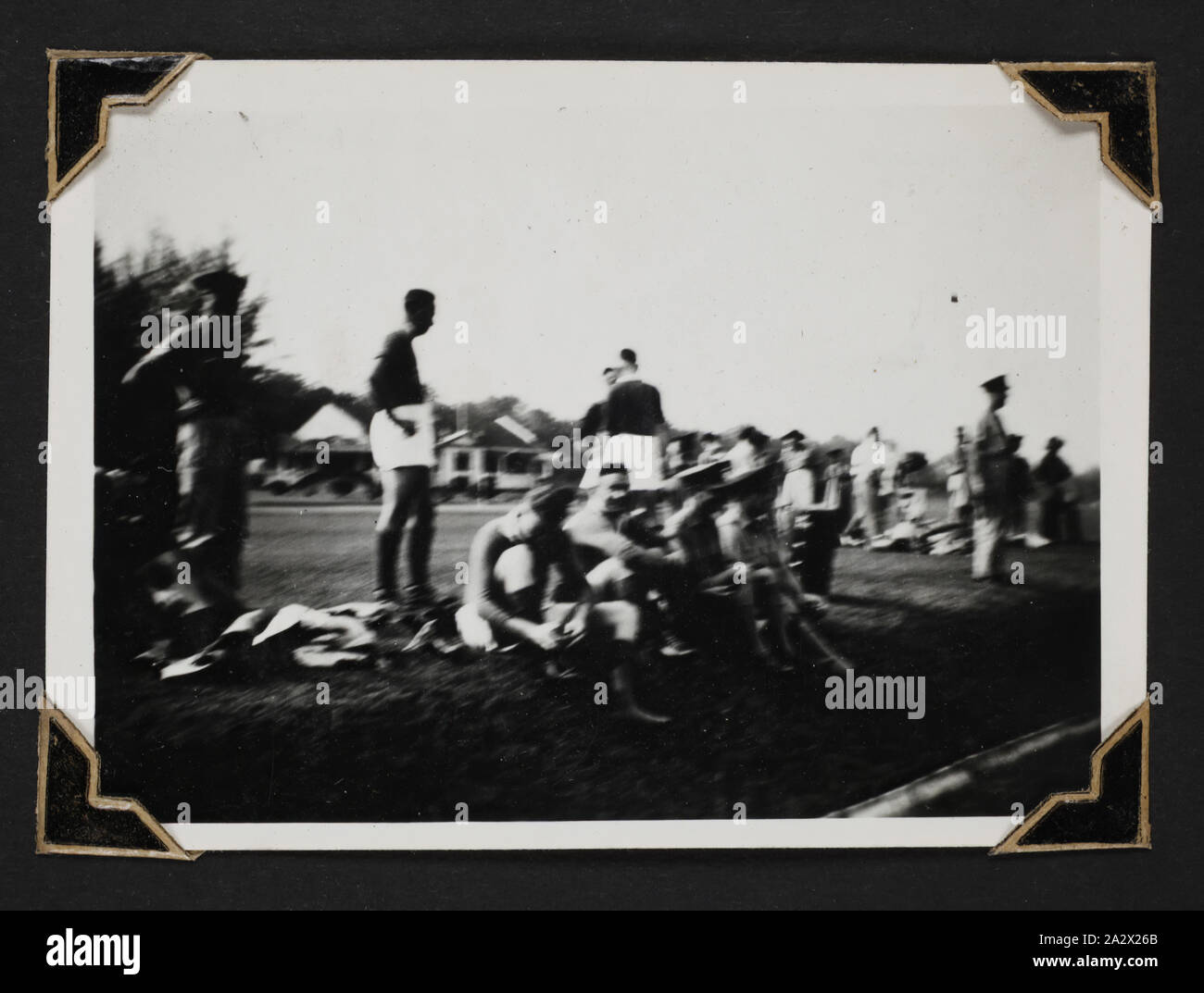 Fotografia - 'Australian Rules Football', Singapore, 1941, fotografia in bianco e nero di un australiano regole del gioco del calcio. Uno di 116 fotografie in un album fotografico detenute da pilota ufficiale Colin Keon-Cohen. Questi sono molto buone immagini di vita in Singapore con 205 Sqn RAF, poi 77 Sqn RAAF, la II Guerra Mondiale era Foto Stock