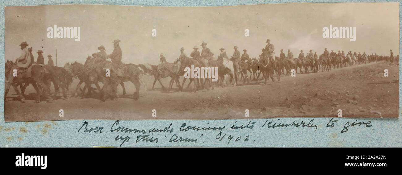 Fotografia - 'Boer Commandos venendo a Kimberley', Sud Africa, 1902, uno di 74 fotografie in bianco e nero contenute entro un hard-coperto album fotografico. Inscritto sul lato anteriore della pagina dell'album 'M.G.A. Warner'. Appartenne alla sorella Mabel Ashton Warner, che hanno servito in Regina Alexandra la Royal servizio infermieristico. Le fotografie sono incollate in album e sono generalmente molto sbiadito. Alcuni vengono visualizzati commercialmente prodotte; altri sono irregolari e non professionnale Foto Stock