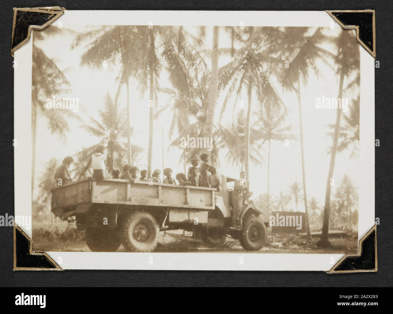 Fotografia - 'Boongs a Milne Bay', Nuova Guinea, 1942-1943, la fotografia in bianco e nero di persone locali in piedi in un rimorchio di un autocarro RAAF. Uno di 116 fotografie in un album fotografico detenute da pilota ufficiale Colin Keon-Cohen. Questi sono molto buone immagini di vita in Singapore con 205 Sqn RAF, poi 77 Sqn RAAF, la II Guerra Mondiale era Foto Stock