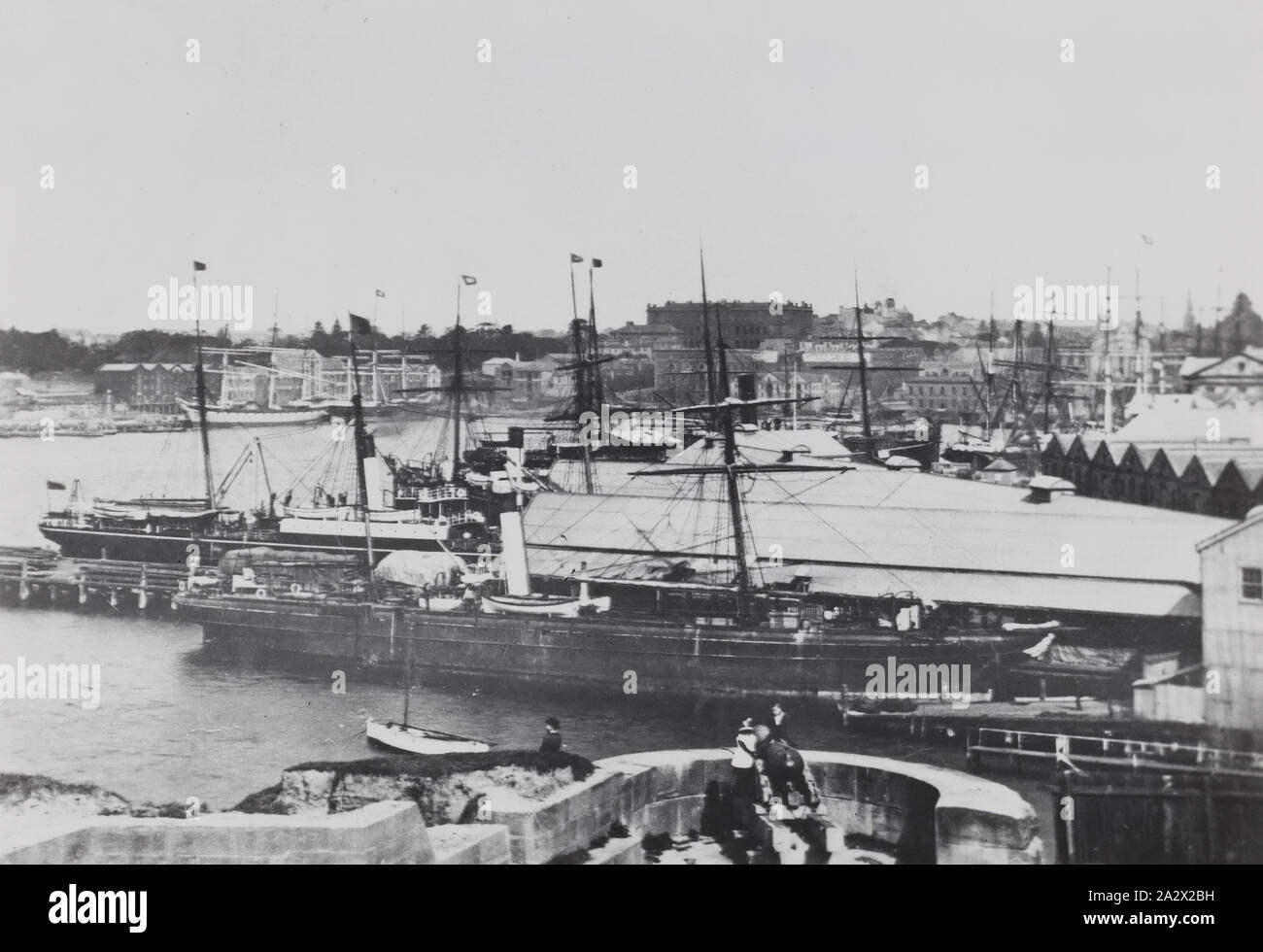 Fotografia - Navi cargo, Circular Quay, Sydney, Nuovo Galles del Sud, 1880-1910, immagine in bianco e nero di navi cargo in Circular Quay di Sydney. Si tratta di una di una raccolta di quindici le fotografie in bianco e nero che mostra le navi cargo e passeggeri nelle acque australiane Foto Stock