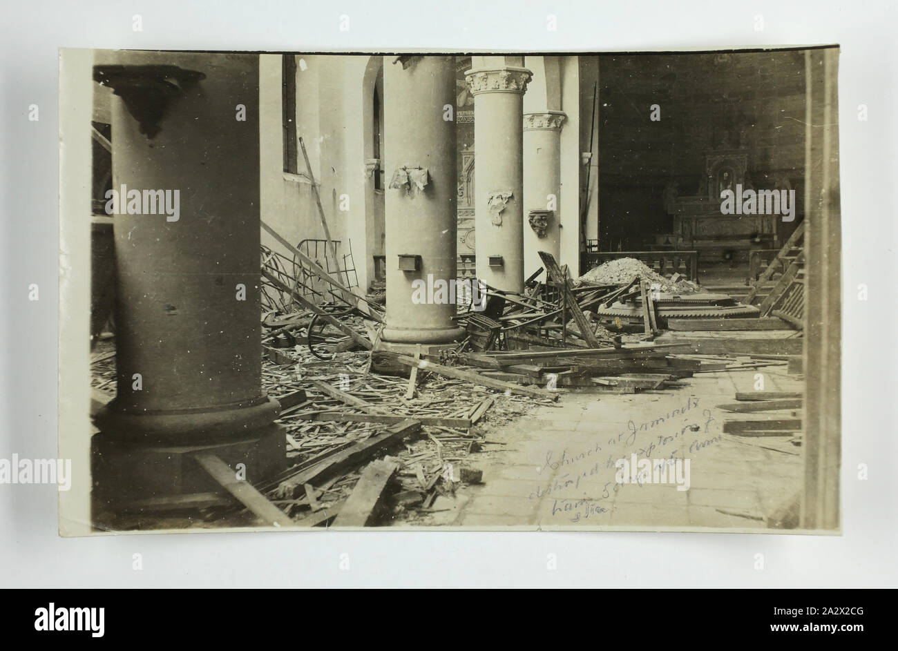 Fotografia - "la Chiesa al Jamioulx distrutta dall esplosione", il Belgio, la guerra mondiale I, 1914-1918, uno di 98 fotografie in bianco e nero contenute in un post di album di carta raffiguranti I Guerra Mondiale scene. Le immagini sono souvenir cartoline di navale e di altre forze militari, prigionieri nei campi di prigionia e varie scene di località in tutta Europa, prevalentemente in Francia e in Belgio. Vi è una scritta sul retro del coperchio anteriore che indica che l'album è stato una volta di proprietà di veterani, Calder, che hanno servito Foto Stock
