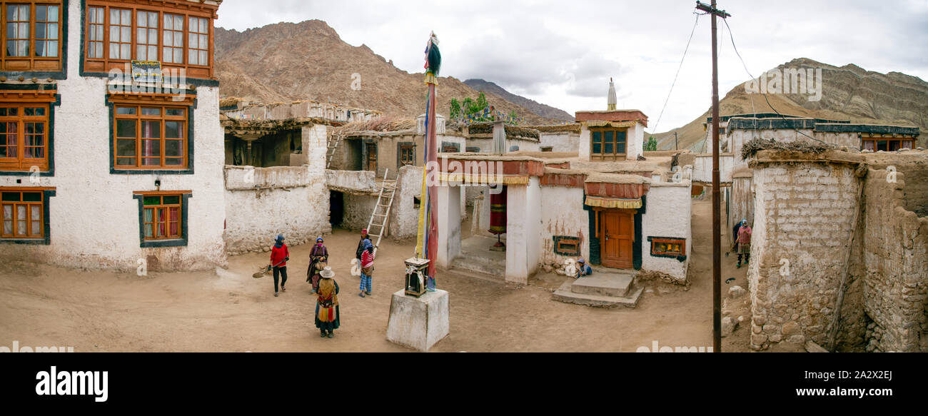 Vista panoramica di Yangtang, villaggio tradizionale Al Sham Trekking in Ladakh, India settentrionale Foto Stock