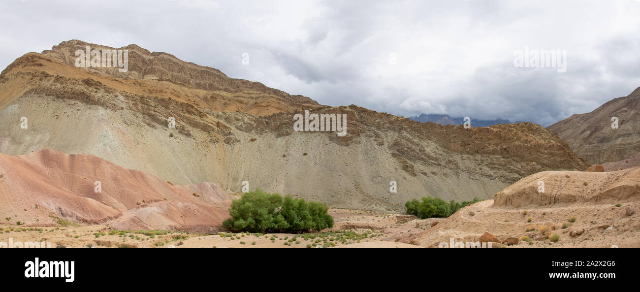 Vista montagne colorate in Himalaya a Sham Trekking in Ladakh in India del nord Foto Stock