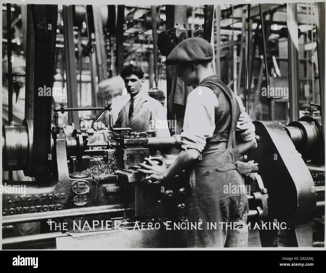 Fotografia - D. Napier & Son Ltd, "Aero Engine nel rendere', Inghilterra, circa 1918, parte di una collezione di fotografie, negativi e diapositive utilizzati per la ricerca dai curatori presso il Museo Victoria Foto Stock