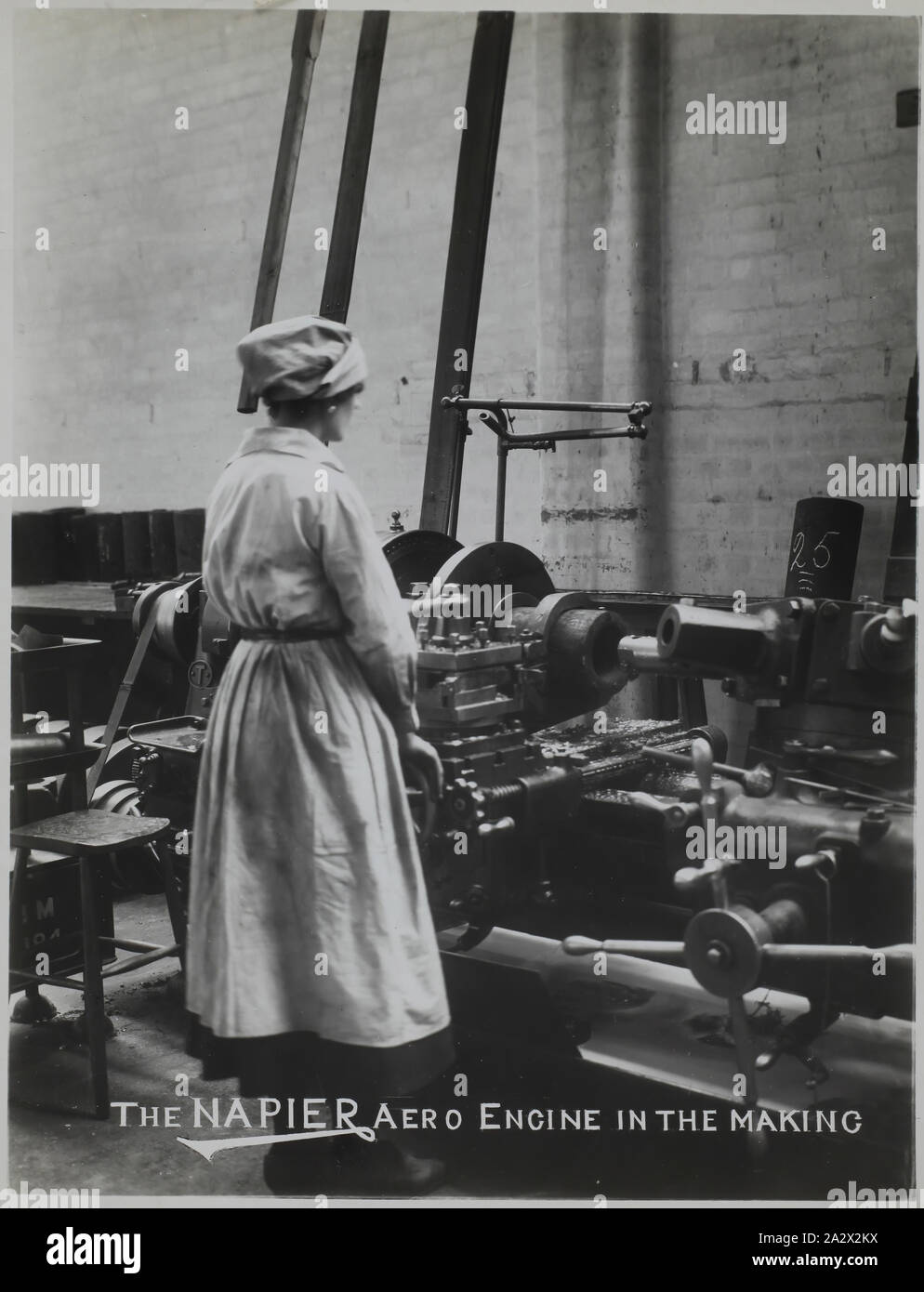 Fotografia - D. Napier & Son Ltd, "Aero Engine nel rendere', Inghilterra, circa 1918, parte di una collezione di fotografie, negativi e diapositive utilizzati per la ricerca dai curatori presso il Museo Victoria Foto Stock