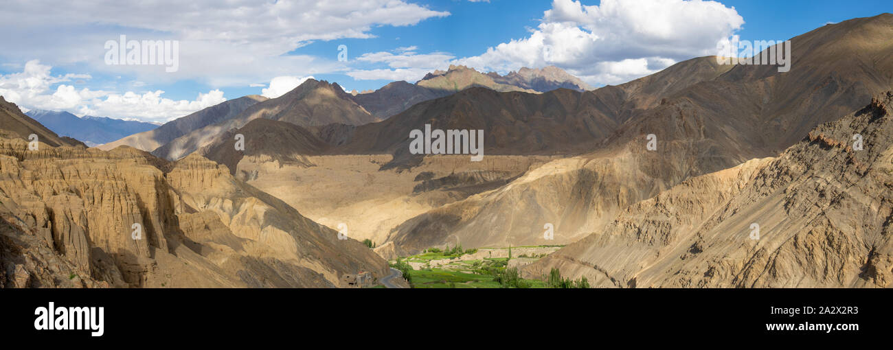 Vista panoramica sulle montagne dell'himalaya al monastero di Lamayuru in Ladakh in India del nord Foto Stock