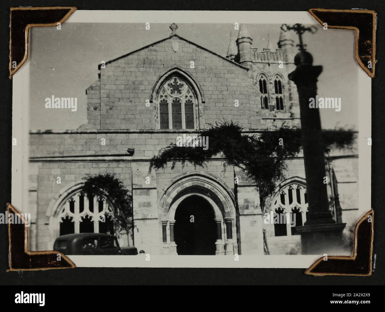 Fotografia - Vista esterna di 'St George's Cathedral', Gerusalemme, Suor Isabel Erskine Plante, la II Guerra Mondiale, 1941, uno di 135 fotografie in bianco e nero contenute in una guerra mondiale II-ser album di foto con fotografie di Suor Isabel Erskine Plante in uniforme, sul servizio viste del Medio Oriente e in Nuova Guinea - La seconda guerra mondiale. L'album apparteneva alla sorella Isabel Erskine Plante, un infermiere al settimo Australian General Hospital in Palestina Foto Stock