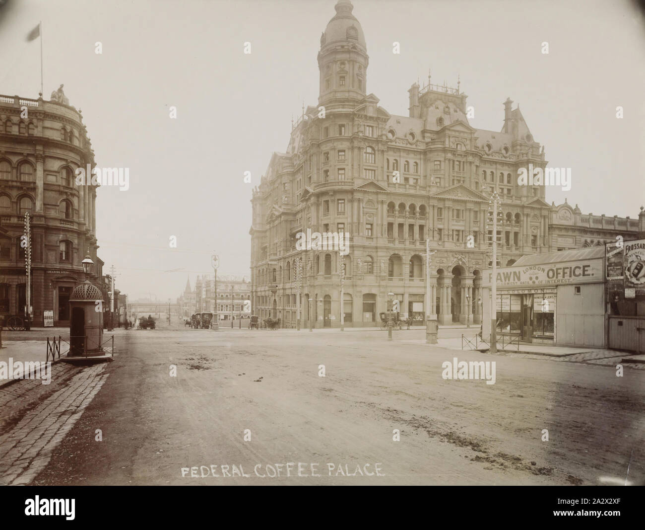 Fotografia - Caffè federale Palace, cnr Collins & King Street, Melbourne, Victoria, circa 1890, fotografia in bianco e nero del caffè federale Palace all'angolo di Collins e re strade, preso dallo studio di Nettleton & Arnest, circa 1890. Questa fotografia è parte di una collezione di 47 fotografie di Melbourne presi nel tardo XIX secolo dal commerciale studio fotografico di Nettleton e Arnest. La collezione presenta significativi edifici di Melbourne e strade compresi Foto Stock