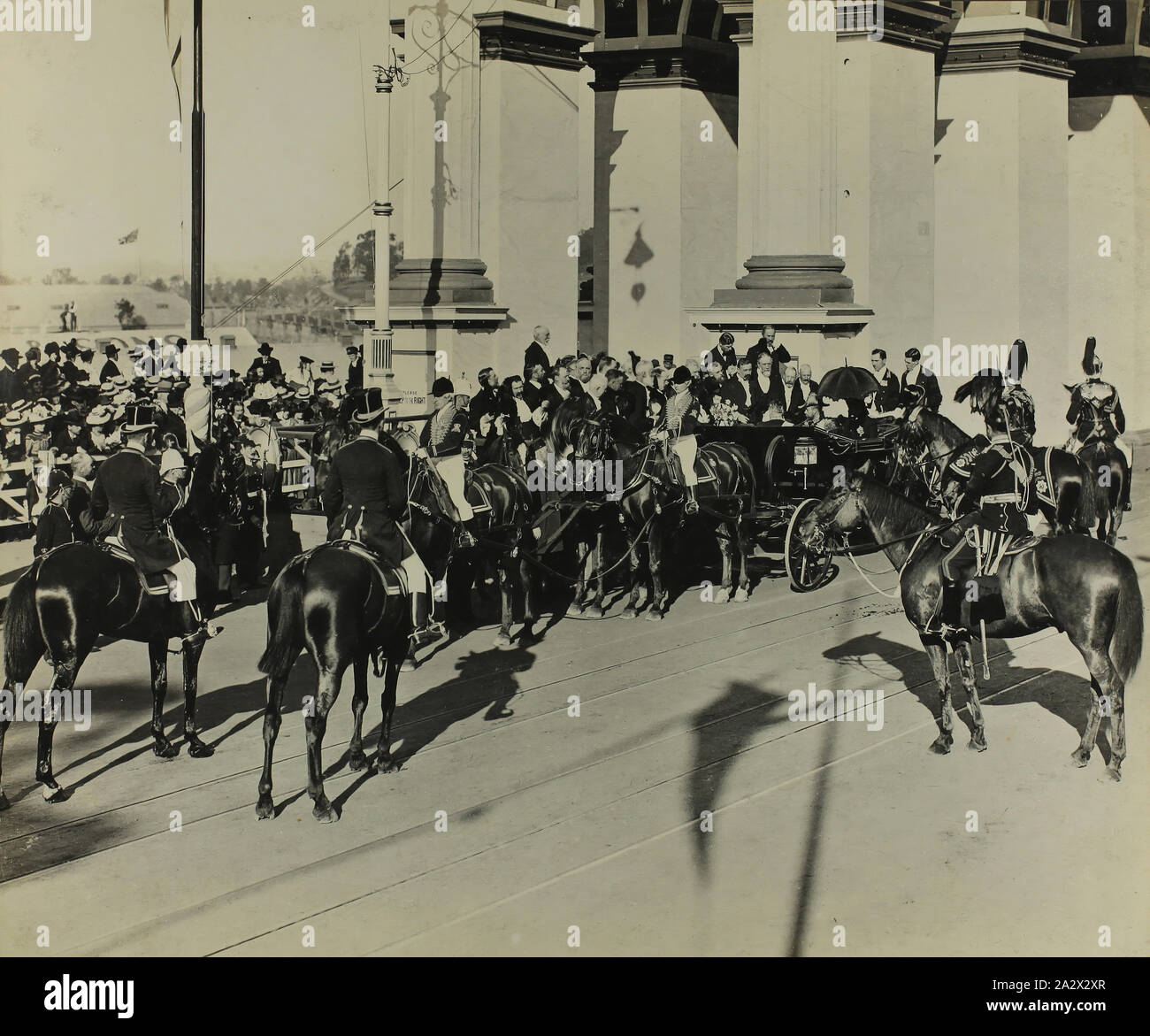 Fotografia - "Lo sbarco delle Loro Altezze Reali il Duca e la duchessa di Cornovaglia & York a St Kilda Pier", Melbourne, 06 maggio 1901, uno di una serie di 47 fotografie originali della Federazione Australiana celebrazioni in Melbourne 1901 per contrassegnare l'apertura del primo Parlamento Federale di Australia. Le fotografie tracciare il Royal visita il Duca e la duchessa di Cornovaglia e di York per l'occasione dal loro arrivo a Melbourne il Royal Yacht 'Ofir' in St Kilda Pier il 6 maggio 1901 alla loro partenza per Brisbane alla porta Foto Stock