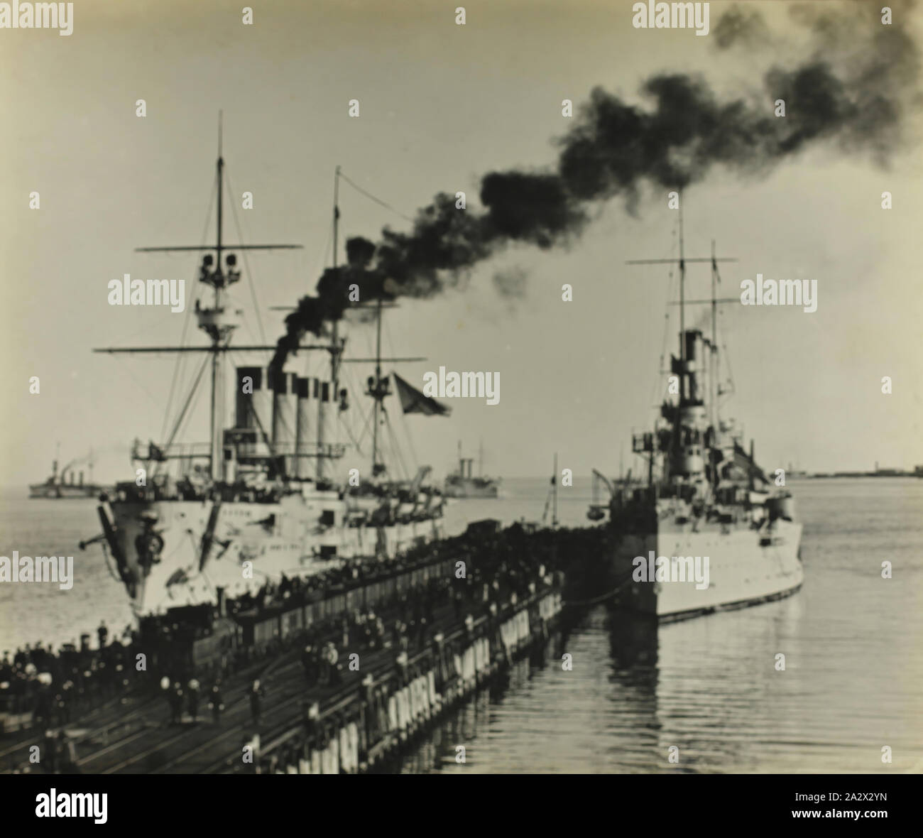 Fotografia - " Il Tedesco, Russo, Olandese, & American incrociatori a Port Melbourne', Melbourne, maggio 1901, uno di una serie di 47 fotografie originali della Federazione Australiana celebrazioni in Melbourne 1901 per contrassegnare l'apertura del primo Parlamento Federale di Australia. Le fotografie tracciare il Royal visita il Duca e la duchessa di Cornovaglia e di York per l'occasione dal loro arrivo a Melbourne il Royal Yacht 'Ofir' in St Kilda Pier il 6 maggio 1901 alla loro partenza per Brisbane alla porta Foto Stock