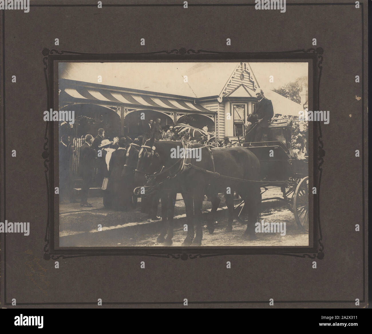 Fotografia - Corteo Funebre del Tenente Colonnello William J. Ferris, Parramatta, NSW, 26 Apr 1917, fotografia raffigurante il corteo funebre di William John Ferris lasciando da casa sua, 'Araglyn', Ross Street, Parramatta, NSW giovedì 26 aprile 1917. Un articolo dalla pagina sei del 'The Cumberland Argus e Fruitgrowers avvocato, datata sabato 28 aprile 1917 descrive il corteo funebre: 'in testa alla triste corteo hanno marciato una banda militare...un numero di Parramatta bandsmen erano inclusi Foto Stock