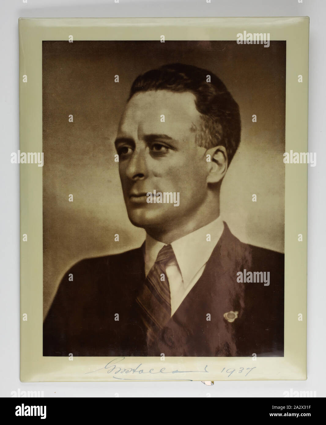 Fotografia - Gilbert Payne Mulcahy, 1937, laminato ritratto di G. P. Mulcahy, datata 1937, in un telaio di ottone. Gilbert (GIL) Payne Mulcahy ha arruolato nell'esercito australiano il 15 febbraio 1915, di anni 21, ed è stato posto in 6 Australian della brigata di fanteria. Gil è servita a Gallipoli da settembre a dicembre 1915 e in Pozieres, Francia, nel mese di luglio e agosto 1916. Egli veniva promosso al rango di personale il sergente. Mentre all'estero Gil è stata presa a Foto Stock