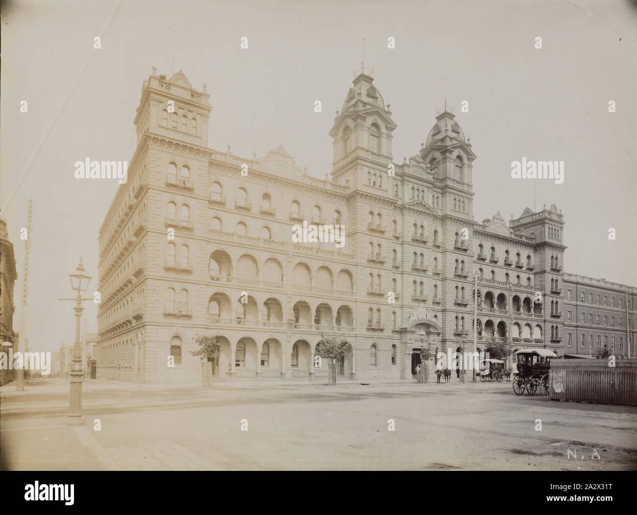 Fotografia - Grand Hotel, Spring Street, Melbourne, Victoria, circa 1890, fotografia in bianco e nero dell'esterno del Grand Hotel (ora l'Hotel Windsor), Spring Street, Melbourne, preso dallo studio di Nettleton & Arnest circa 1890. Questa fotografia è parte di una collezione di 47 fotografie di Melbourne presi nel tardo XIX secolo dal commerciale studio fotografico di Nettleton e Arnest. La collezione presenta significativi edifici di Melbourne Foto Stock