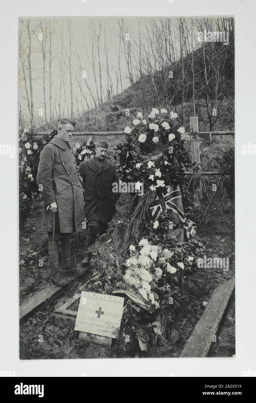 Fotografia - Tomba di Miss Edith Cavell, Bruxelles, Belgio, la guerra mondiale I, 1915-1918, due uomini stavano in piedi accanto al Belgio la tomba di Edith Cavell, eroica infermiera britannico che è stato giustiziato per tradimento dai tedeschi il 12 ottobre 1915, durante la guerra mondiale I. Conti della sua morte indicano che fu sepolta al di fuori di prigione Saint-Gillies in Belgio, dove era stata eseguita. Dopo la guerra le sue spoglie furono ritornato in Inghilterra. Un residuo della croce sulla sua tomba (probabile che vede in Foto Stock