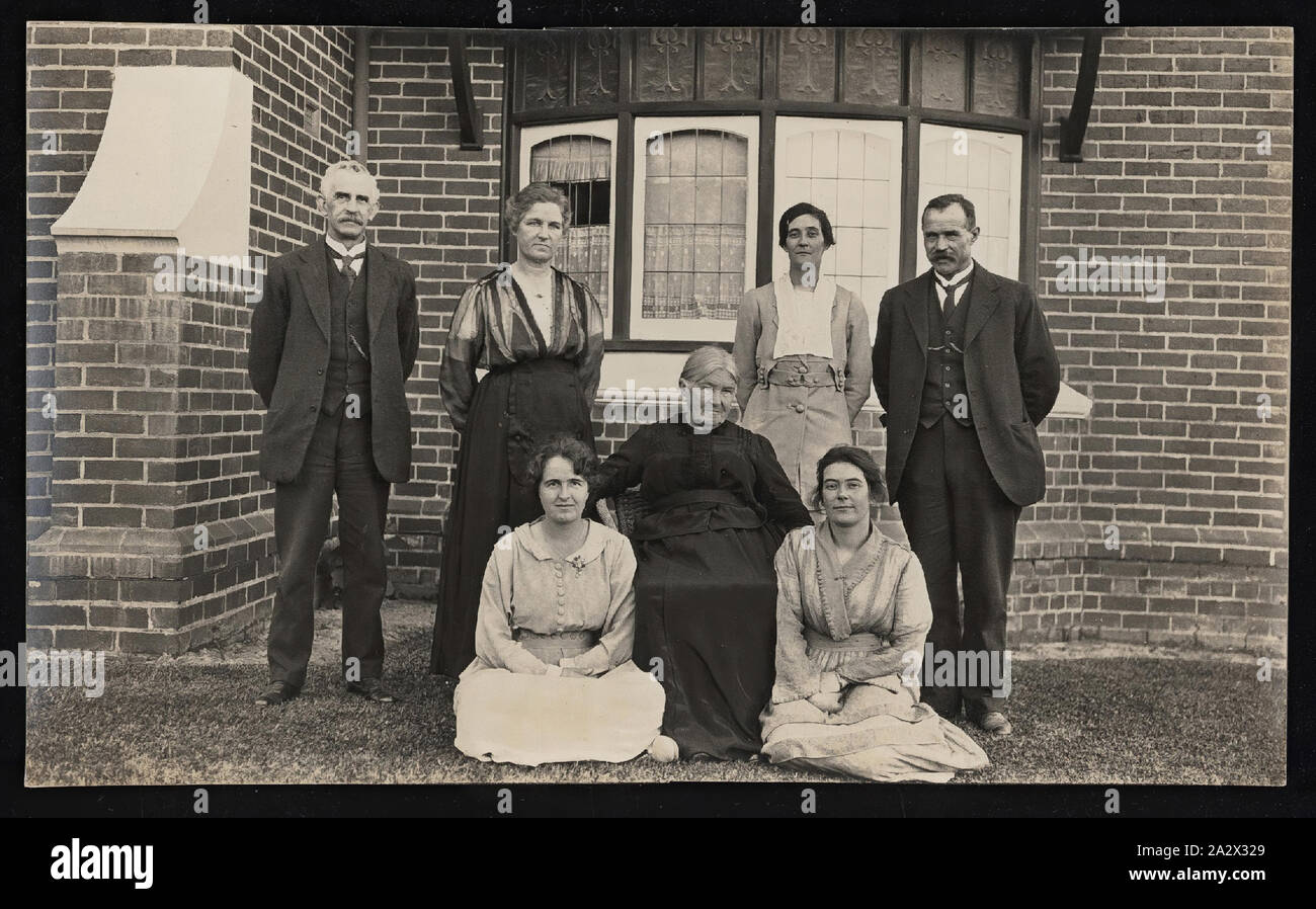 Fotografia - Gruppo di fronte a una casa, Canterbury, Victoria, 20 Nov 1920, gruppo di fronte a una casa a 36 Wentworth Street Canterbury, fotografato il 20 novembre 1920. Il gruppo include probabilmente anche membri delle storie familiari. Parte di una collezione di carta-basato ephemera relative alla vita di Elsie storie, una middle-class Melbourne donna che nasce intorno al 1895, vissuto attraverso entrambe le guerre, e rimase a Melbourne per tutta la sua vita Foto Stock