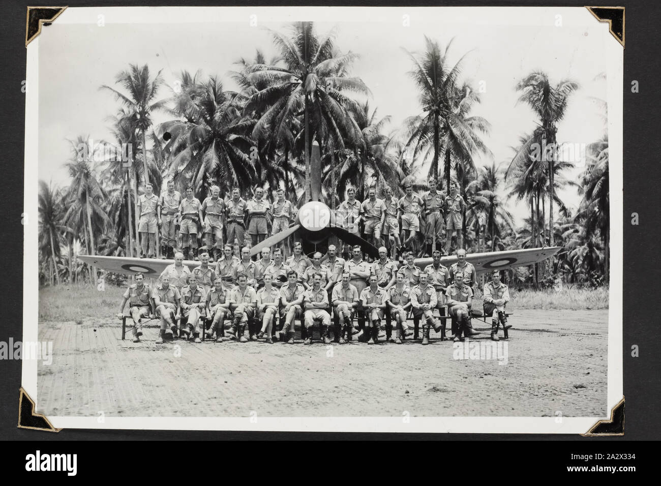 Fotografia - "Ritratto di gruppo', 77 Squadron, 1942-1943, la fotografia in bianco e nero di un Royal Australian Air Force (RAAF) gruppo da n. 77 Squadron RAAF con un P-40 Kittyhawk fighter. Il terzo da sinistra nella fila centrale è John Gray Gorton, più tardi il primo ministro dell'Australia. Uno di 116 fotografie in un album fotografico detenute da pilota ufficiale Colin Keon-Cohen. Questi sono molto buone immagini di vita in Singapore con 205 Sqn RAF, poi 77 Sqn RAAF, Guerra Mondiale Foto Stock