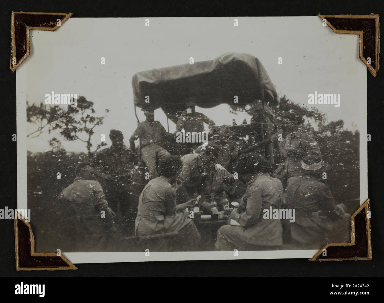 Fotografia - Gruppo con un veicolo, Nuova Guinea, Suor Isabel Erskine Plante, la II Guerra Mondiale, circa 1942, uno di 135 fotografie in bianco e nero contenute in una guerra mondiale II-ser album di foto con fotografie di Suor Isabel Erskine Plante in uniforme, sul servizio viste del Medio Oriente e in Nuova Guinea - La seconda guerra mondiale. L'album apparteneva alla sorella Isabel Erskine Plante, un infermiere al settimo Australian General Hospital in Palestina Foto Stock