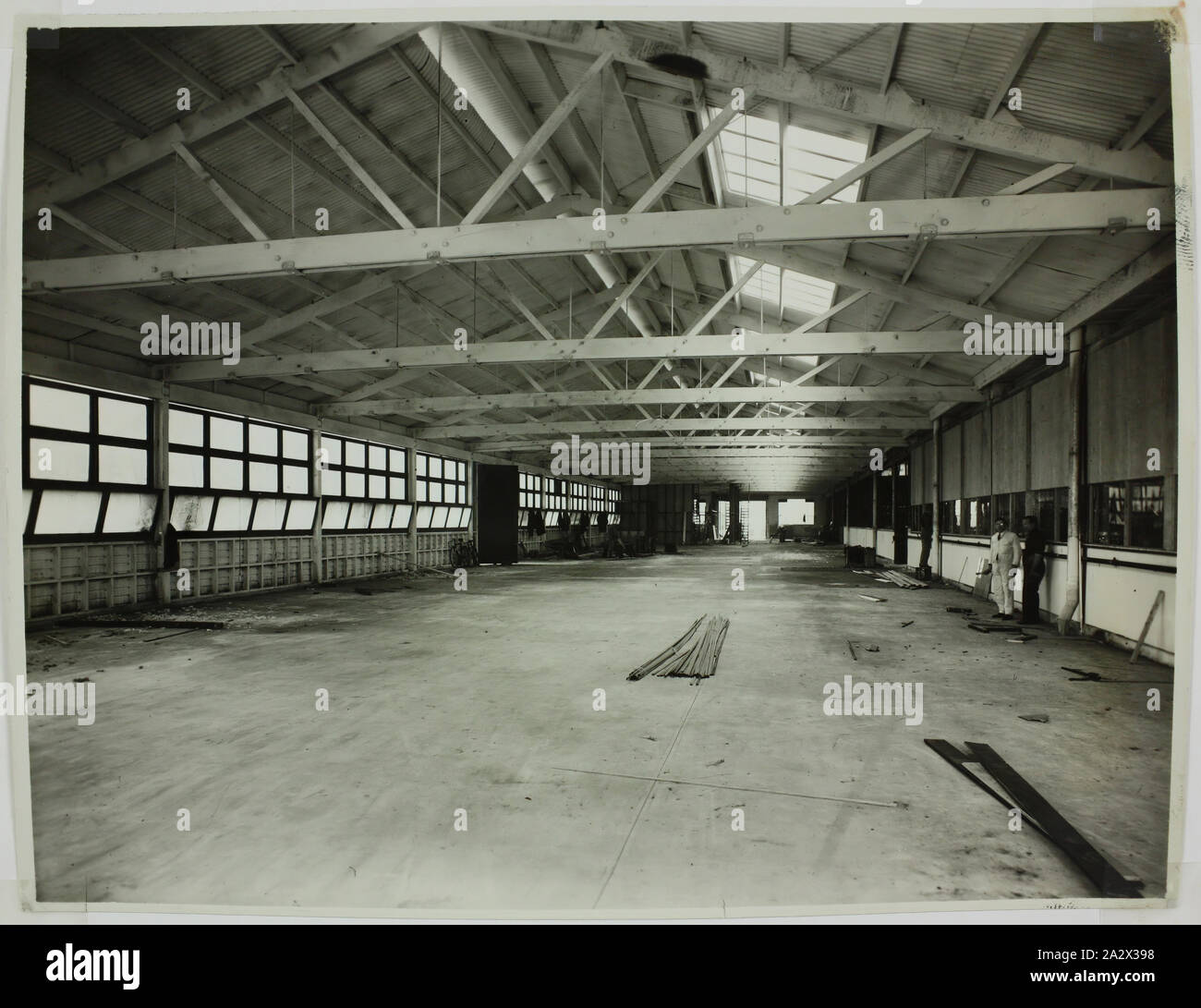 Fotografia - Hecla Electrics Pty Ltd, fabbrica locali, 1920s, la fotografia in bianco e nero di un vuoto nella fabbrica, eventualmente Hecla's Little Bourke Street sito. Questa fotografia è da un album contenente 255 fotografie in bianco e nero raffiguranti gli elettrodomestici, showroom visualizza, interni di fabbrica e materiale pubblicitario relative a Hecla Electrics Pty Ltd. Essa è parte del Hecla raccolta di fotografie, documenti prodotti, manuali Foto Stock