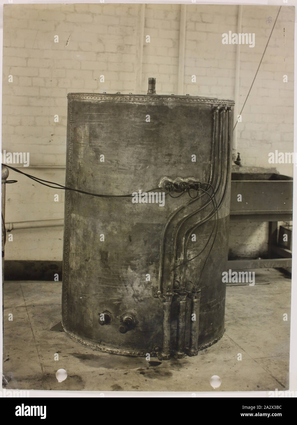Fotografia - Hecla Electrics Pty Ltd, scaldabagno, circa 1940, fotografia  in bianco e nero di uno scaldabagno elettrico, eventualmente un cilindro di  acqua, prodotta da Hecla Electrics, a loro South Yarra fabbrica