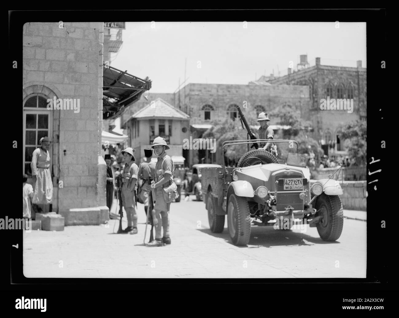 Risultato di atti terroristici e le misure del governo. Raid militare per i bracci sulla Porta di Jaffa sezione, 13 luglio '38. Batteria di auto blindate in modo Giuliano Foto Stock