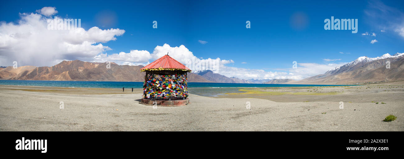 Vista sul lago Pangong con bandiere rituale con preghiere a valle Shyok in Ladakh, India settentrionale Foto Stock