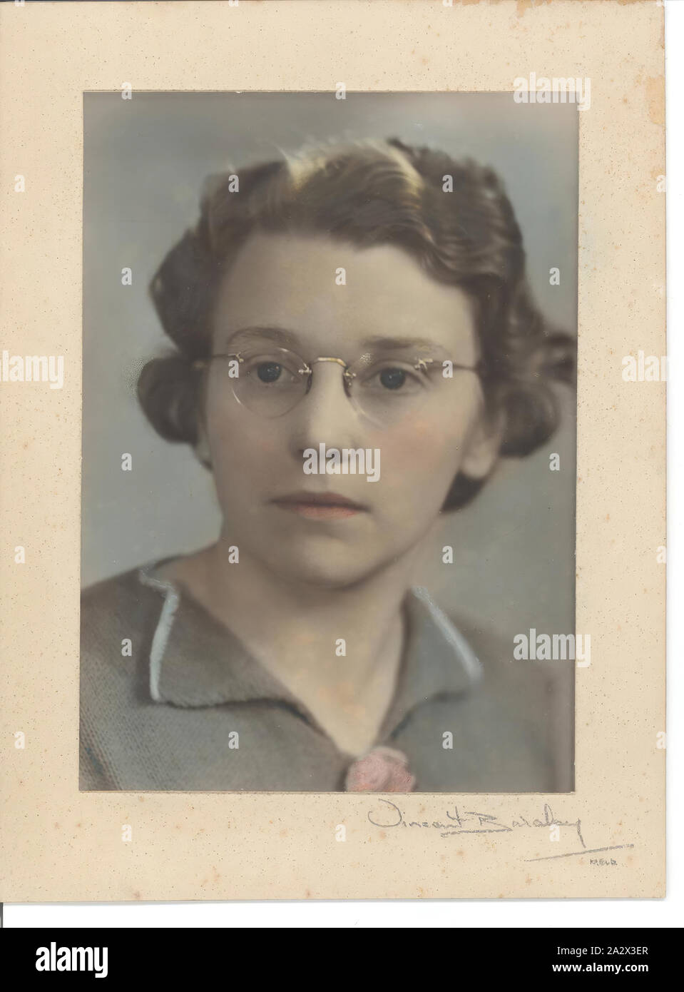 Fotografia - ritratto in studio di speranza Macpherson, Melbourne, circa 1940, colore ritratto di speranza Macpherson da Vincent Barclay. Speranza Macpherson è stata la prima donna curatore presso il Museo Nazionale di Victoria (ora Museo Victoria). Speranza Macpherson lungo con Isobel Bennett, Susan Ingham e Maria Gillham sono state le prime donne a visitare l'Antartico nel loro Dicembre 1959 spedizione Foto Stock