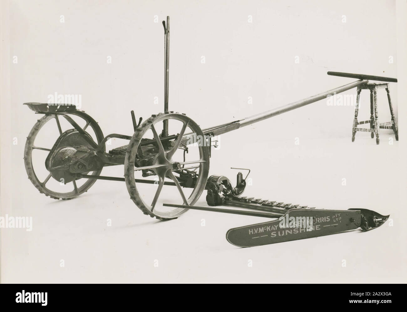 Fotografia - H.V. McKay Massey Harris, falciatrice di fieno, circa 1940, Studio fotografia di cavallo e fieno tosaerba. una raccolta di fotografie, film in movimento, artefatti, documenti e pubblicazioni commerciali relative alla Massey Ferguson (Aust.) Ltd. La Australian operazioni di questa società erano originariamente fondata come Hugh V. McKay nel 1890s. Nel 1930 si è fusa con la Massey Harris, l'australiano operazioni per diventare H.V. McKay Massey Harris Pty Ltd Foto Stock