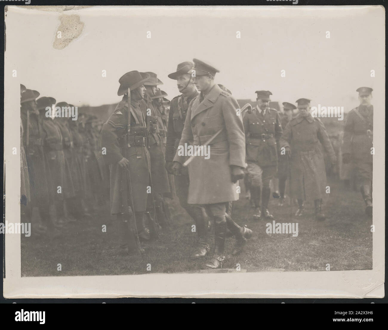 Fotografia - Ispezione del 6 Australian della brigata di fanteria, Nalinnes, Belgio, guerra mondiale I, 11 dic. 1918, un'ispezione del 6 Australian della brigata di fanteria da Sua Altezza Reale (HRH) il Principe del Galles (più tardi il Duca di Windsor). Uno di 13 fotografie in bianco e nero che si riferiscono alla XXIV battaglione della Australian Imperial Force (AIF), durante la guerra mondiale I. Parte di una più ampia collezione che è stata donata dalla restituiti i soldati della lega di Australia Limited (RSL Foto Stock