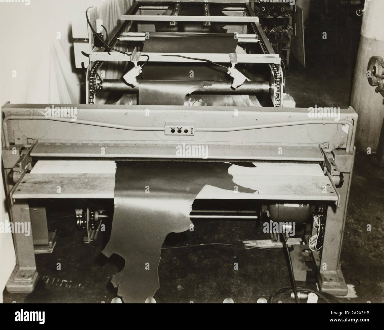 Fotografia - Interno della fabbrica di concia, Waukegan, Illinois, Stati Uniti d'America, circa 1940s, la fotografia in bianco e nero raffiguranti la parte interna di una conceria in Waukegan, Illinois, circa 1940s. Esso fa parte di una raccolta di fotografie e contrassegnata con printer copy utilizzato nella preparazione di pubblicazioni commerciali per la promozione di prodotti fabbricati dalla Schumacher mulino opere di arredo Pty Ltd. Le voci erano originariamente alloggiata in un legno cassetto di deposito Foto Stock