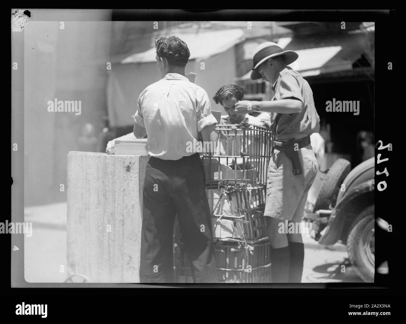 Risultato di atti terroristici e le misure del governo. Ricerca di armi dal Jewish trasporti Foto Stock