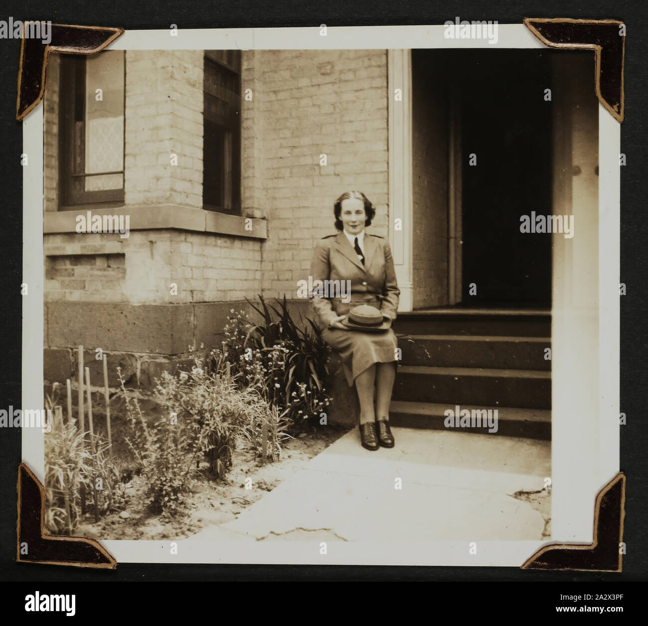 Fotografia - Isabel Erskine Plante davanti a una casa, Essendon, la II guerra mondiale, Jan 1941, uno di 135 fotografie in bianco e nero contenute in una guerra mondiale II-ser album di foto con fotografie di Isabel Plante in uniforme, sul servizio viste del Medio Oriente e in Nuova Guinea - La seconda guerra mondiale. L'album apparteneva alla sorella Isabel Erskine Plante, un infermiere al settimo Australian General Hospital in Palestina Foto Stock