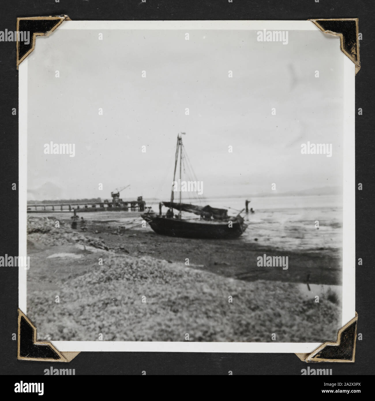 Fotografia - "Stretto di Johore Foreshore', Singapore, 1941, fotografia in bianco e nero di una barca sul Stretto di Johore foreshore." Uno dei 116 fotografie in un album fotografico detenute da pilota ufficiale Colin Keon-Cohen. Questi sono molto buone immagini di vita in Singapore con 205 Sqn RAF, poi 77 Sqn RAAF, la II Guerra Mondiale era Foto Stock