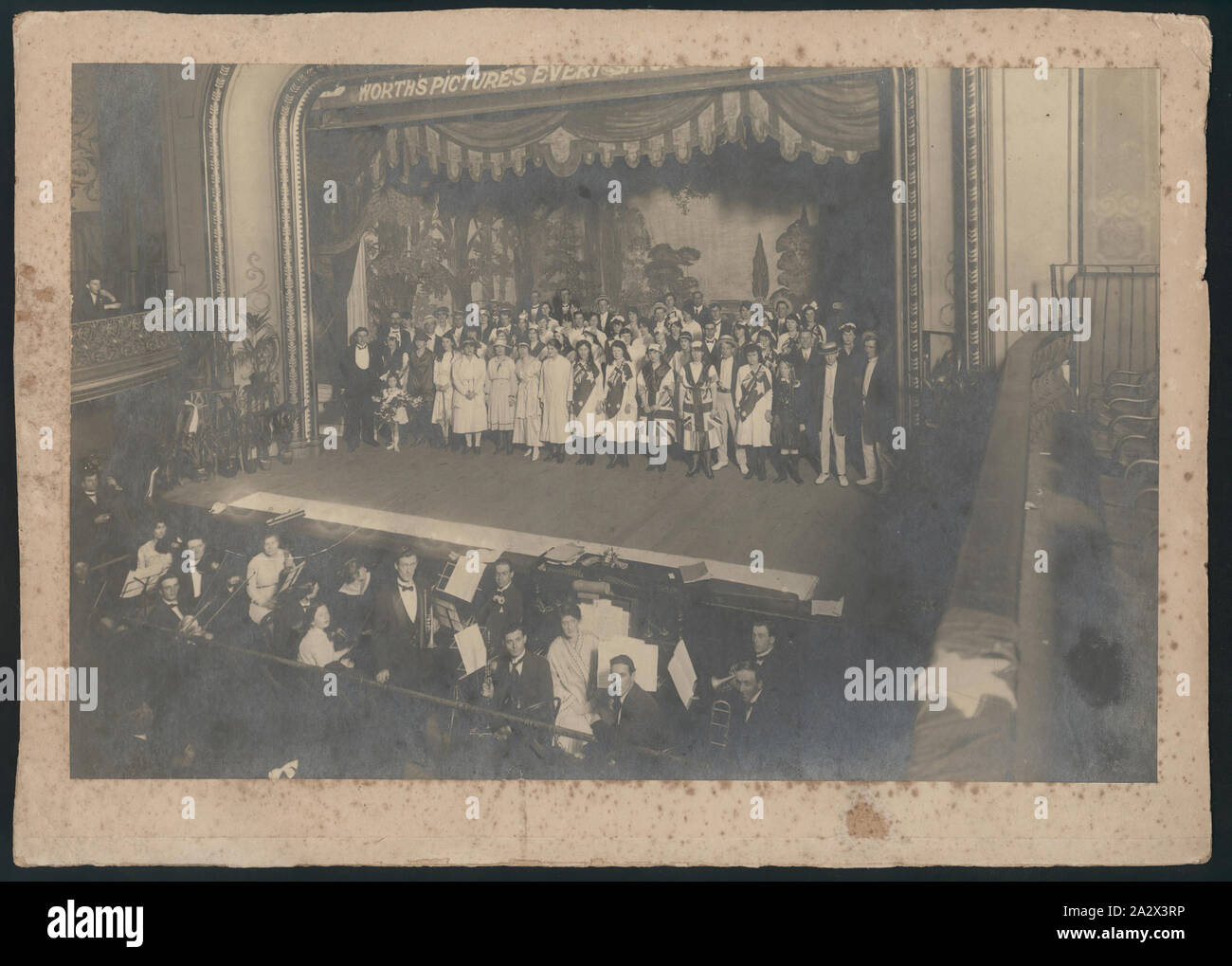 Fotografia - Kodak Australasia Limited, Concerto, circa 1910s, la fotografia in bianco e nero del palcoscenico di un concerto e gli interpreti di un evento organizzato da Kodak Australasia Limited circa 1910s Foto Stock