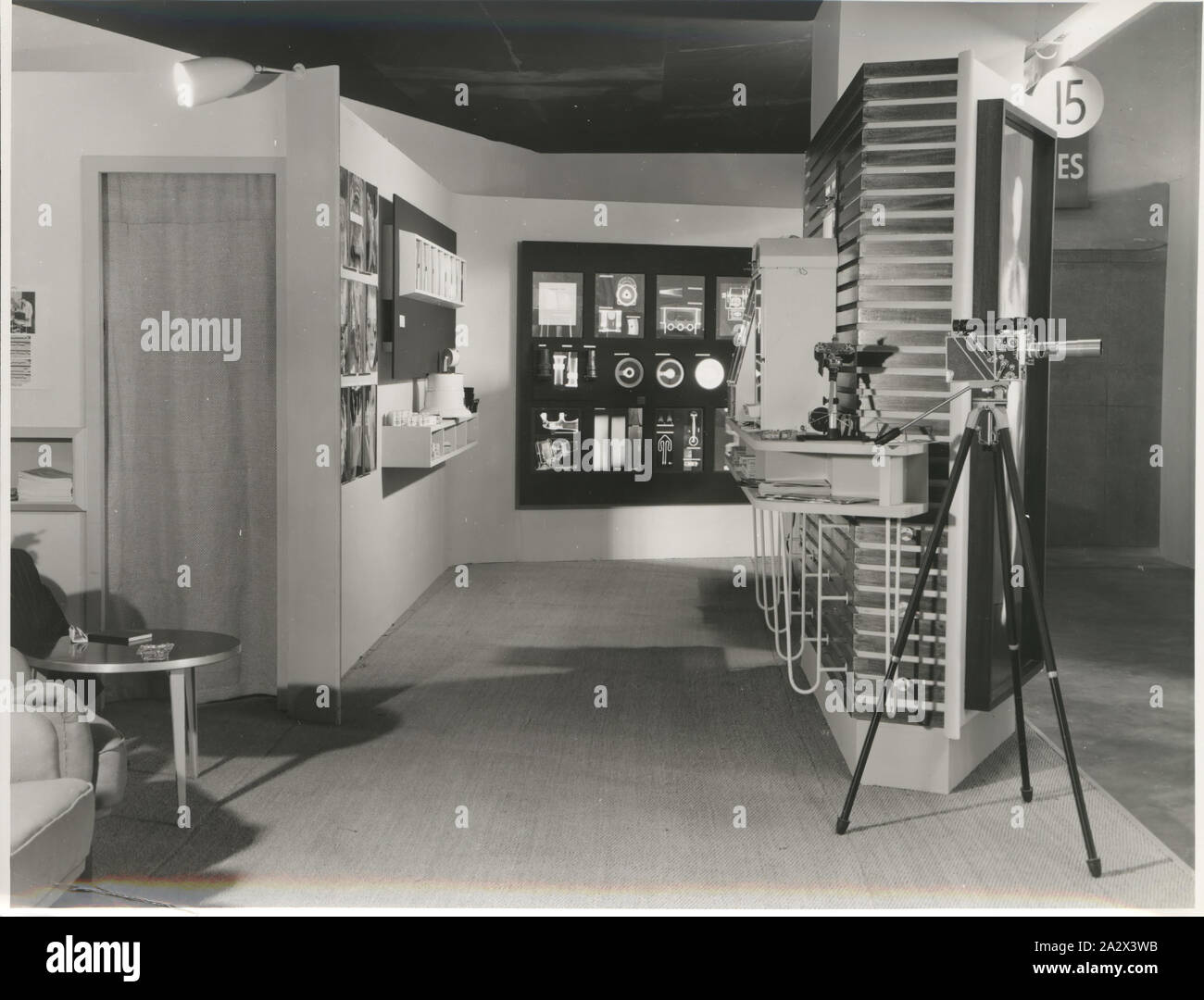 Fotografia, Stand fieristico, imaging con raggi X, circa 1940s, la fotografia in bianco e nero di una sezione interna di un Kodak Australasia Pty Ltd stand fieristico, circa 1940s. Questa sezione si concentra su imaging con raggi X sia per scopi medici e industriali. Vi è una parete di retroilluminato a raggi x, plus attrezzature disposte lungo le pareti. Questa fotografia è parte della collezione Kodak di materiali promozionali, fotografie e vita lavorativa artefatti Foto Stock