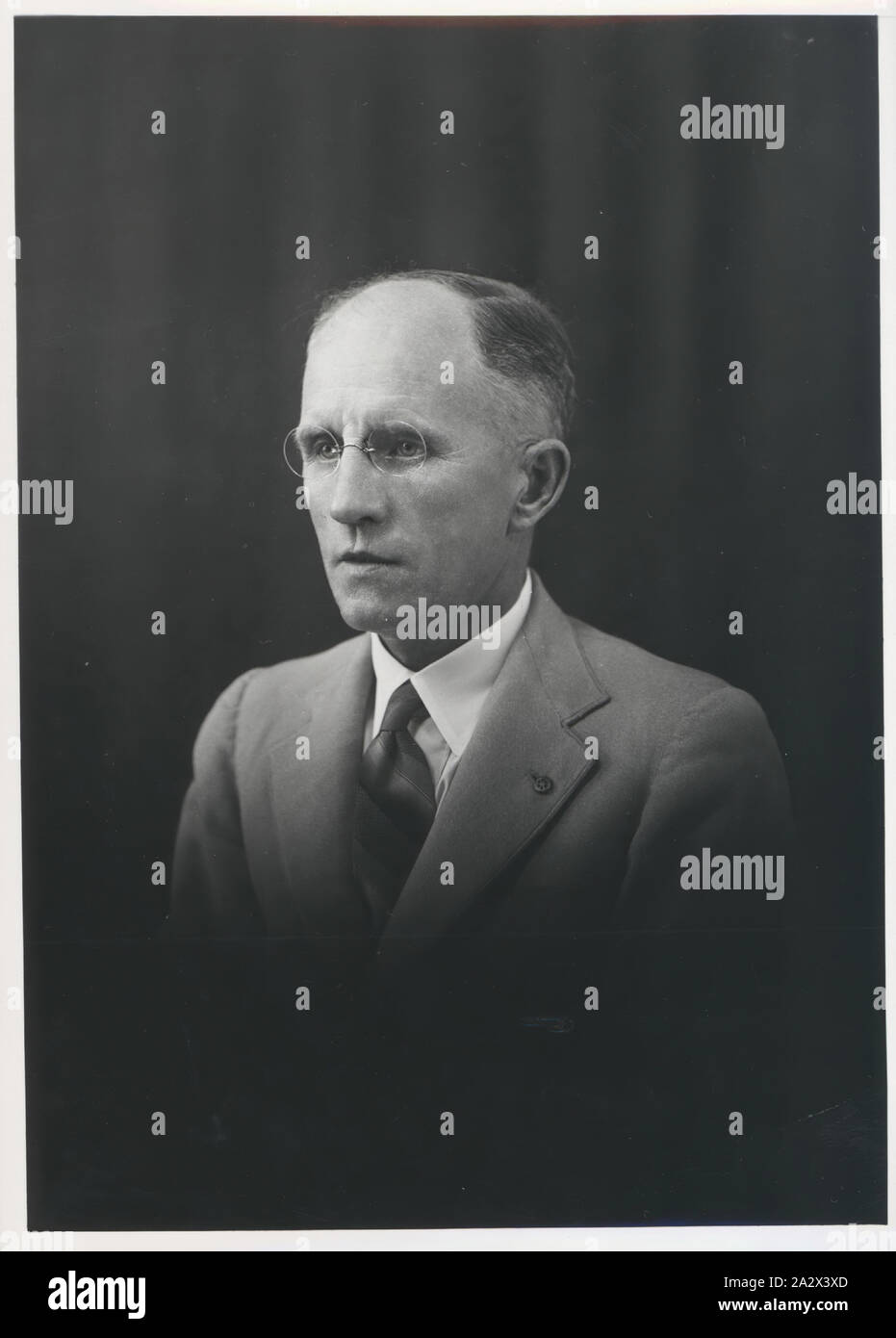 Fotografia, Ritratto di Kodak Branch Manager, Townsville, QLD, 1930s, in bianco e nero ritratto fotografia di un Queensland Kodak Australasia Pty Ltd branch manager negli anni trenta del novecento, probabilmente preso in Townsville. raccolta di materiali promozionali, fotografie e vita lavorativa degli artefatti quando il Melbourne impianto di fabbricazione a Coburg chiuso. fabbricato e distribuito una vasta Foto Stock