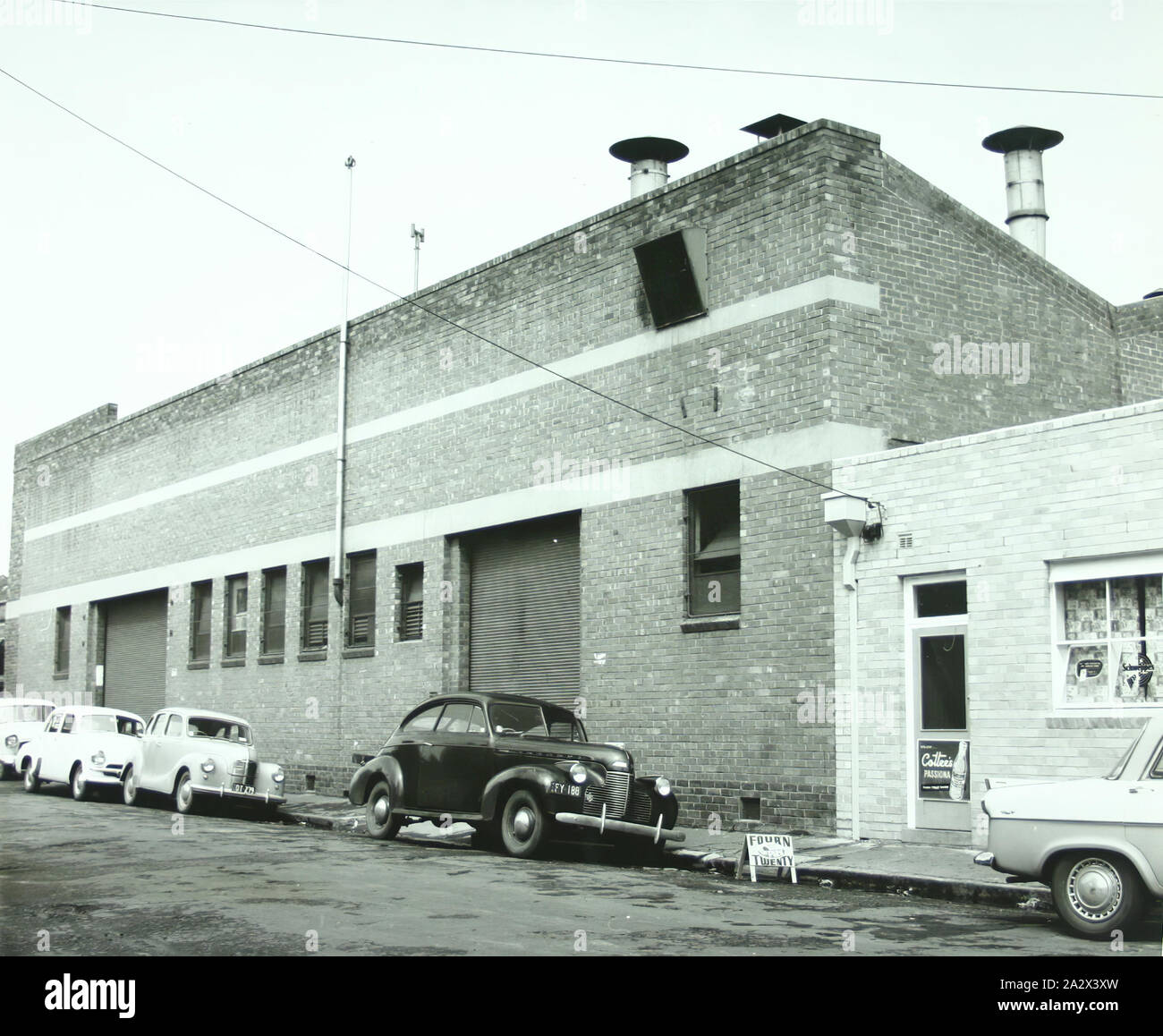Fotografia, vie di fabbrica edificio in Grosvenor Street, Kodak Fabbrica, Abbotsford, Victoria, 1961, Nero e argento bianco e gelatina fotografia di un vie di vista di Grosvenor Street in Abbotsford, Kodak fabbrica, 1961 Come originale di fabbrica a Southhampton Crescent divenute dei suoi locali, diversi piccoli edifici in fabbrica nelle vicinanze sono state acquisite dalla società per ospitare le operazioni che sono stati autosufficienti e non associati da il film principale e Paper Manufacturing Operations Foto Stock