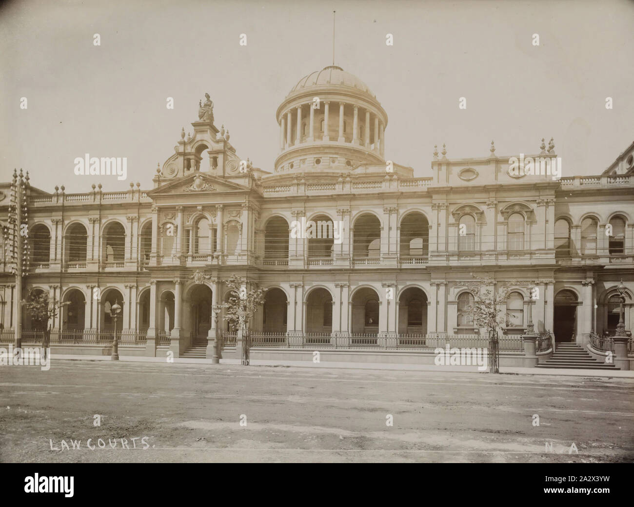 Fotografia - Tribunali, Lonsdale Street, Melbourne, Victoria, circa 1890, fotografia in bianco e nero dei tribunali (ora la Corte suprema), Lonsdale Street, Melbourne, preso dallo studio di Nettleton & Arnest, circa 1890. Questa fotografia è parte di una collezione di 47 fotografie di Melbourne presi nel tardo XIX secolo dal commerciale studio fotografico di Nettleton e Arnest. La collezione presenta significativi edifici di Melbourne e strade compresi Foto Stock