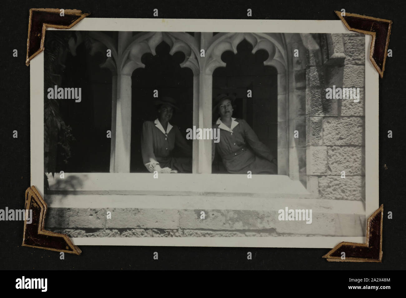 Fotografia - 'nellâ & Helen Martin" in una finestra Arch, Gerusalemme, Palestina, Suor Isabel Erskine Plante, la II Guerra Mondiale, circa 1942, uno di 135 fotografie in bianco e nero contenute in una guerra mondiale II-ser album di foto con fotografie di Suor Isabel Erskine Plante in uniforme, sul servizio viste del Medio Oriente e in Nuova Guinea - La seconda guerra mondiale. L'album apparteneva alla sorella Isabel Erskine Plante, un infermiere al settimo Australian General Hospital in Palestina Foto Stock