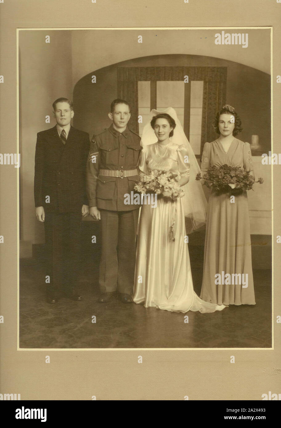 Abito - Matrimonio di norma verde nee Burns, crema satinata, Manton, Melbourne, 14 dic 1942, crema satin abito da sposa. Acquistato presso Mantons Department Store, 200 Bourke Street, Melbourne, il 14 dicembre 1942 dalla Norma verde. Si sposò con Arthur William '(Bill') verde nello stesso giorno e alla Chiesa Metodista di Fitzroy Street, St Kilda. Egli era in servizio nei corpi 3 dei segnali nella II Guerra Mondiale (service # # VX109455), ed aveva ricevuto consigli che egli era in procinto di essere trasferito in una zona di combattimento Foto Stock