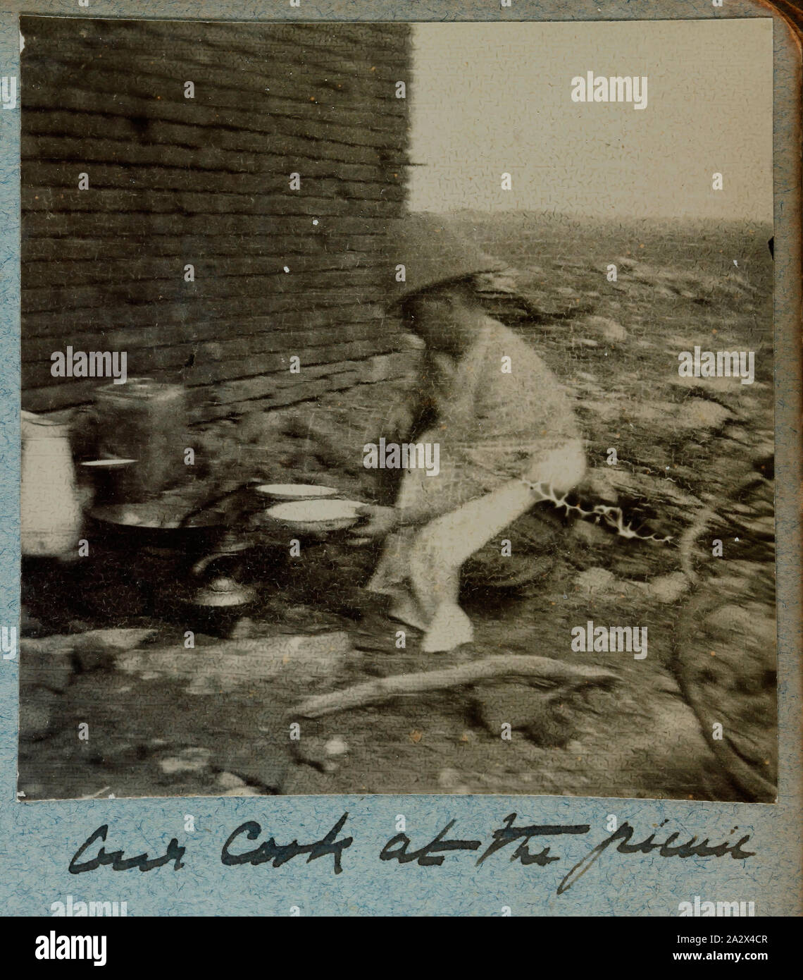 Fotografia - "Il nostro cuoco al picnic', Sud Africa, 1902, uno di 74 fotografie in bianco e nero contenute entro un hard-coperto album fotografico. Inscritto sul lato anteriore della pagina dell'album 'M.G.A. Warner'. Appartenne alla sorella Mabel Ashton Warner, che hanno servito in Regina Alexandra la Royal servizio infermieristico. Le fotografie sono incollate in album e sono generalmente molto sbiadito. Alcuni vengono visualizzati commercialmente prodotte; altri sono irregolari e non professionnale Foto Stock