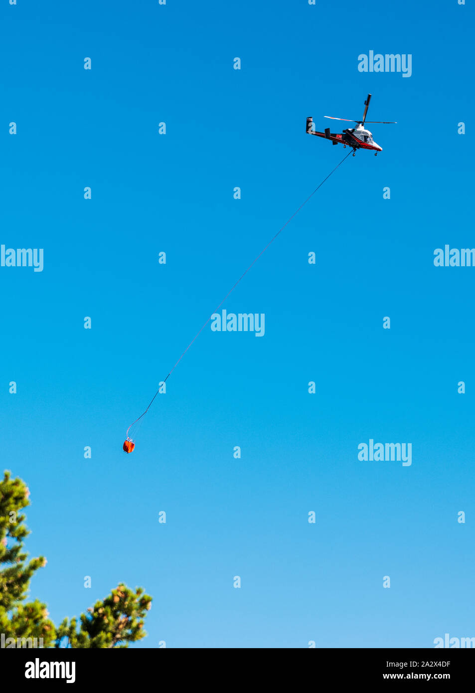 La Kaman K-MAX; K-1200; elicottero con rotori compenetranti; synchropter; portando acqua per la lotta contro la Decker incendio di foresta vicino Salida; Colorado; USA Foto Stock