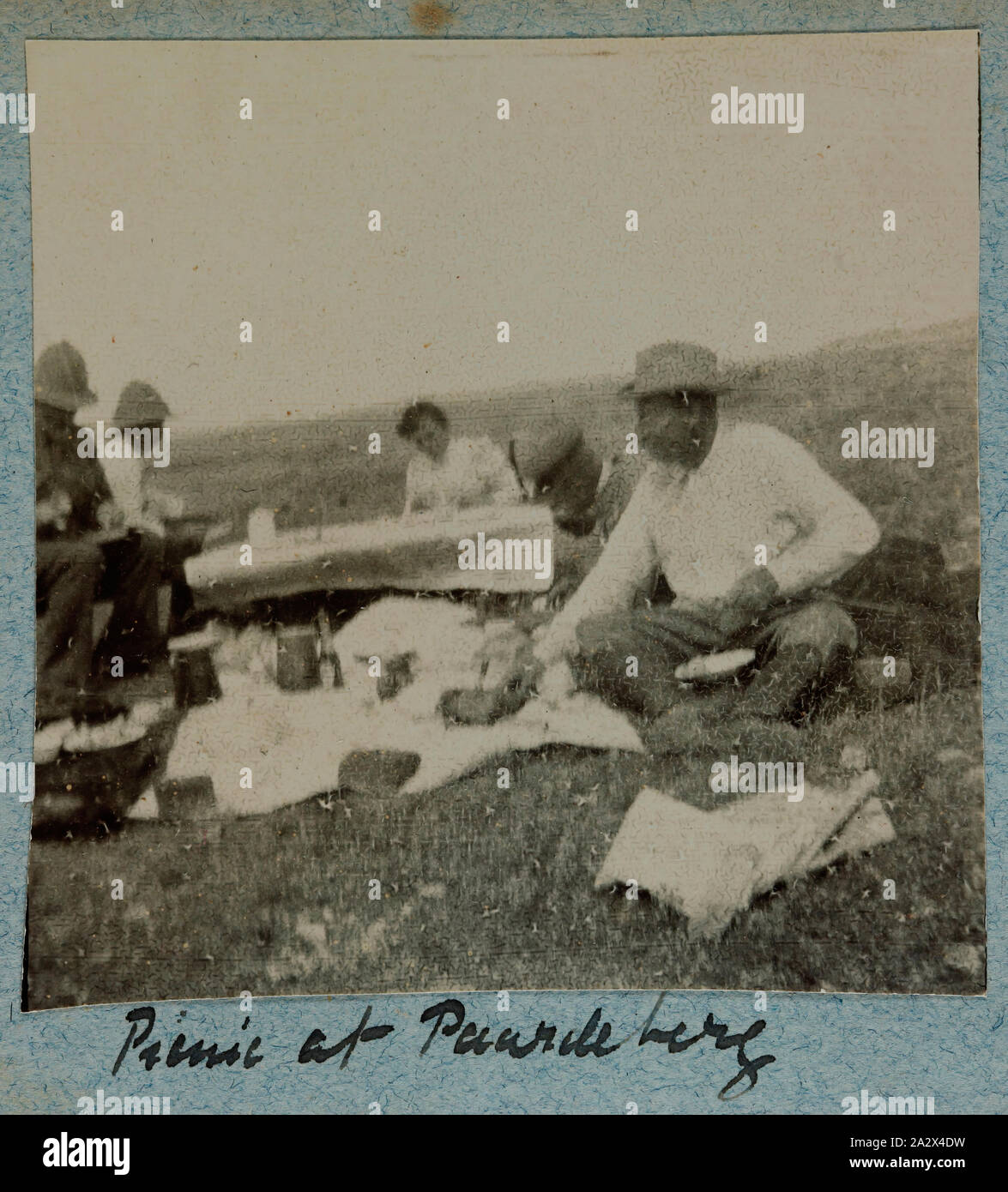 Fotografia - " Picnic a Paardeberg', Sud Africa, 1902, uno di 74 fotografie in bianco e nero contenute entro un hard-coperto album fotografico. Inscritto sul lato anteriore della pagina dell'album 'M.G.A. Warner'. Appartenne alla sorella Mabel Ashton Warner, che hanno servito in Regina Alexandra la Royal servizio infermieristico. Le fotografie sono incollate in album e sono generalmente molto sbiadito. Alcuni vengono visualizzati commercialmente prodotte; altri sono irregolari e non professionnale Foto Stock