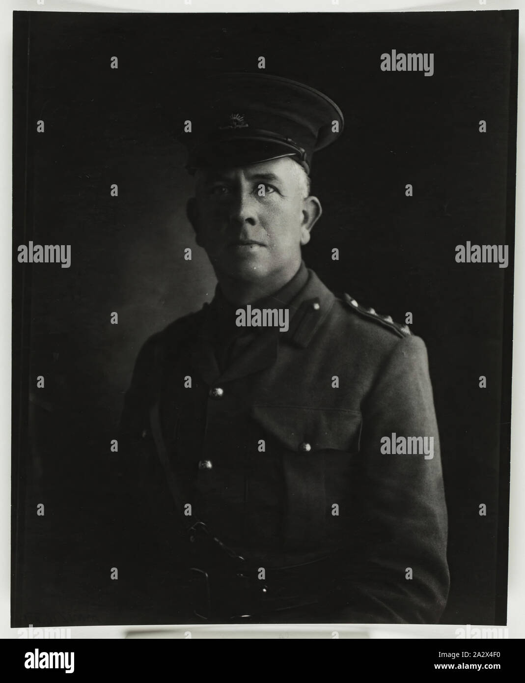 Fotografia - Ritratto del capitano australiano in uniforme, la prima guerra mondiale, circa 1914-1918, fotografia in bianco e nero di un esercito australiano capitano (identificato da tre pips o stelle, accanto a un pulsante sullo spallamento titolo) in Australian uniforme militare, eventualmente adottate dal fotografo di Melbourne il signor Robert Harvie, molto probabilmente intorno alla I Guerra Mondiale. Uno dei 128 monocromatico e colorati a mano alcune fotografie prese da R. Harvie raffiguranti i membri della famiglia e della vita domestica Foto Stock