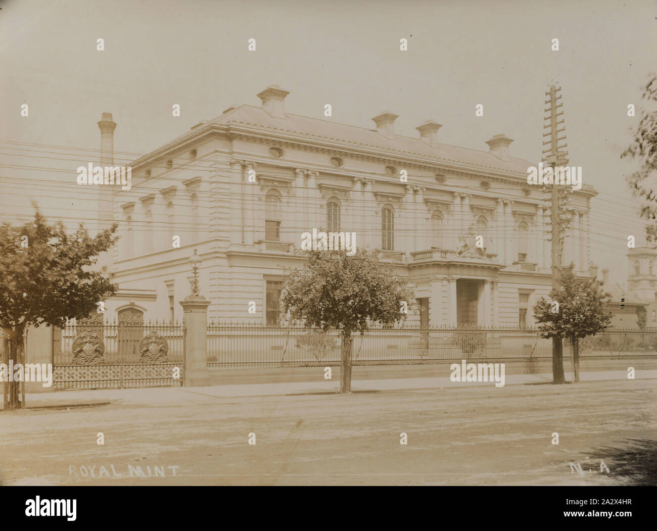 Fotografia - Royal Mint Edificio, Melbourne, Victoria, circa 1890, fotografia in bianco e nero della parte esterna della Royal Mint edificio, all'angolo di William e La Trobe strade di Melbourne, preso dallo studio di Nettleton & Arnest circa 1890. Questa fotografia è parte di una collezione di 47 fotografie di Melbourne presi nel tardo XIX secolo dal commerciale studio fotografico di Nettleton e Arnest Foto Stock