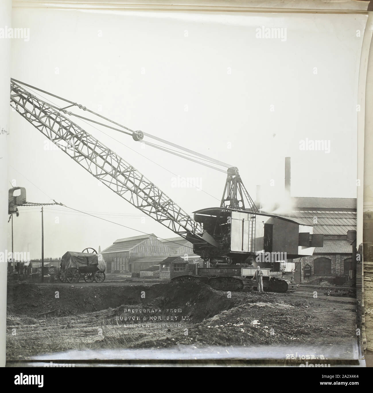 Fotografia - Ruston & Hornsby, 'Vista' di un escavatore dragline, Lincoln, Inghilterra, 1923, uno di 37 fotografie in bianco e nero contenute in un album che raffigura il vapore-azionato, carro cingolato e rail-montate pale meccaniche ed escavatori sotto test al di fuori della Ruston & Hornsby lavora a Lincoln e lavorare in una varietà di posizioni in tutto il Regno Unito. Parte di una raccolta di fotografie e filmati cinematografici, cataloghi di prodotti, società riviste, registri del cliente Foto Stock