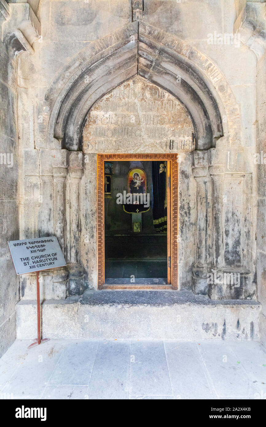 Asia occidentale, Eurasia, Caucaso meridionale, nella Repubblica di Armenia. Tsakhkadzor. Monastero di Kecharis. Sulla porta della chiesa di Saint Harutyun, XIII C. Foto Stock