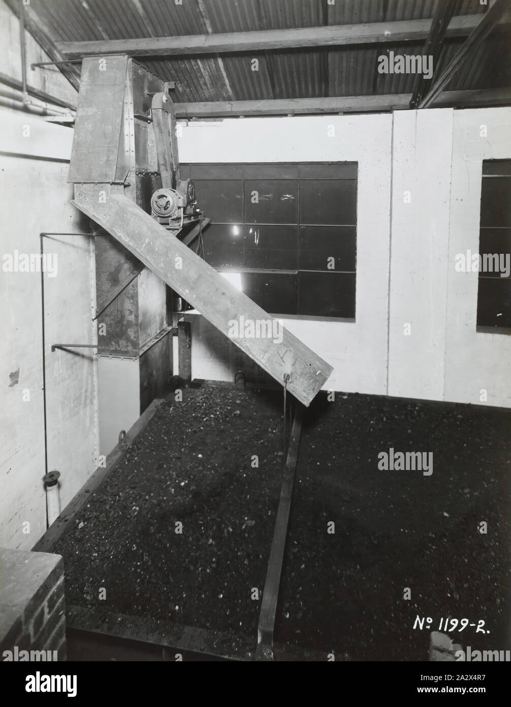 Fotografia - Schumacher mulino opere di arredo, lo stoccaggio del carbone Bunker, Port Melbourne, Victoria, 1941, in bianco e nero immagine promozionale di un carbone bunker di storage. Esso fa parte di una raccolta di fotografie e contrassegnata con printer copy utilizzato nella preparazione di pubblicazioni commerciali per la promozione di prodotti fabbricati dalla Schumacher mulino opere di arredo Pty Ltd. Le voci erano originariamente alloggiata in un legno cassetto di deposito Foto Stock