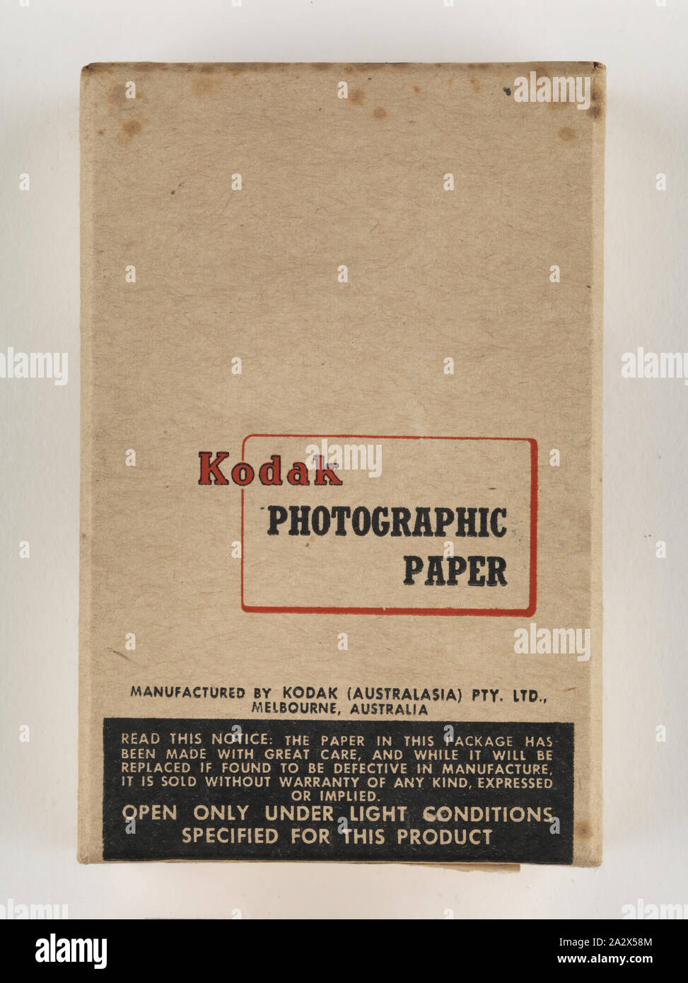 Carta fotografica Kodak - Australasia Pty Ltd, 'Velox singolo peso F.1', circa 1940s, scatola sigillata di Kodak carta fotografica, 'Velox singolo peso F.1', 100 bianco lucido fogli liscia per negativi di alto contrasto, 4 1/2 x 2 3/4 pollici, fabbricato da Kodak Australasia Pty Ltd, Abbotsford, Melbourne, circa 1940s. È parte della collezione Kodak di materiali promozionali, fotografie e vita lavorativa artefatti Foto Stock