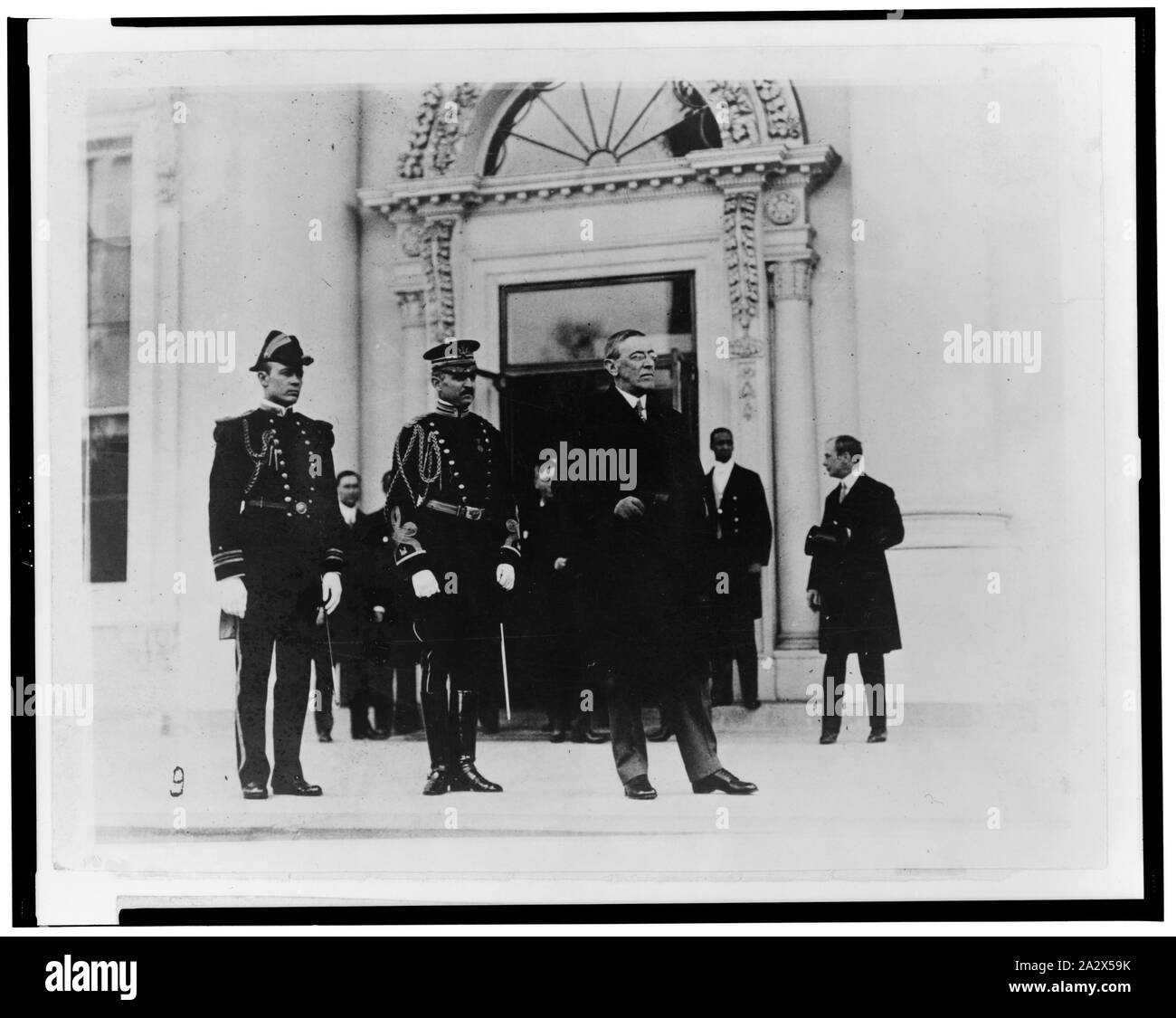 Tornare alla Casa Bianca con la sua navali e militari aide Foto Stock